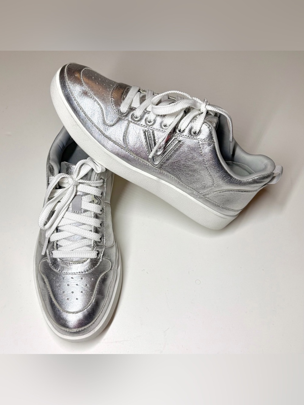 Vionic Women’s Elise Walking Sneakers in metallic silver / White Size- 8